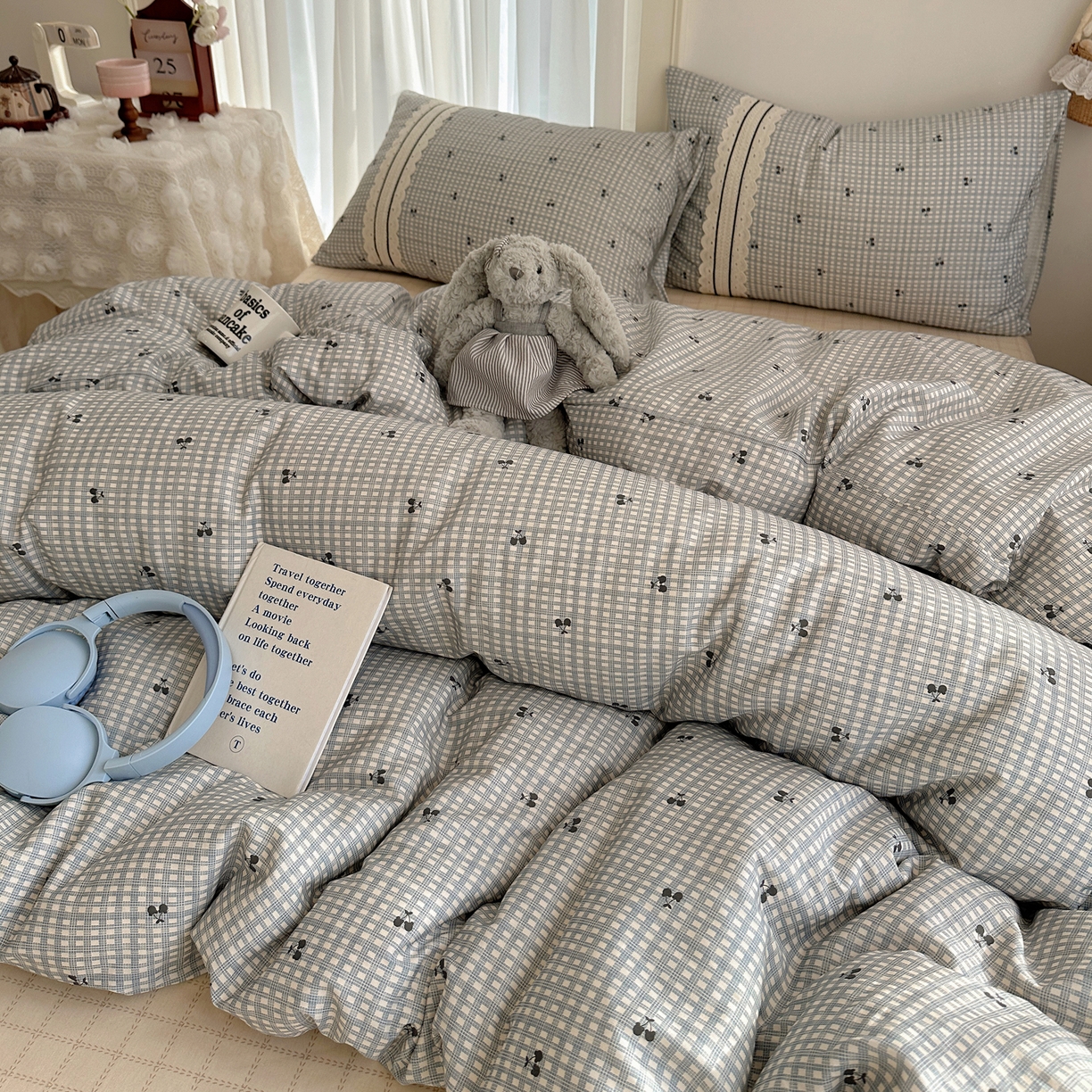 91家纺网 家纺一手货源 找家纺 三朵家纺 2026新款ins风全棉少女系花边印花系列四件套 淘气乐园