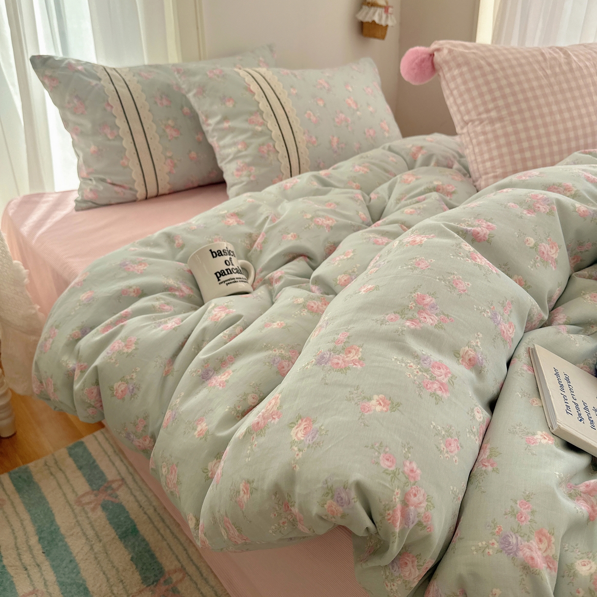 91家纺网 家纺一手货源 找家纺 三朵家纺 2026新款ins风全棉少女系花边印花系列四件套 花海迷人-蓝