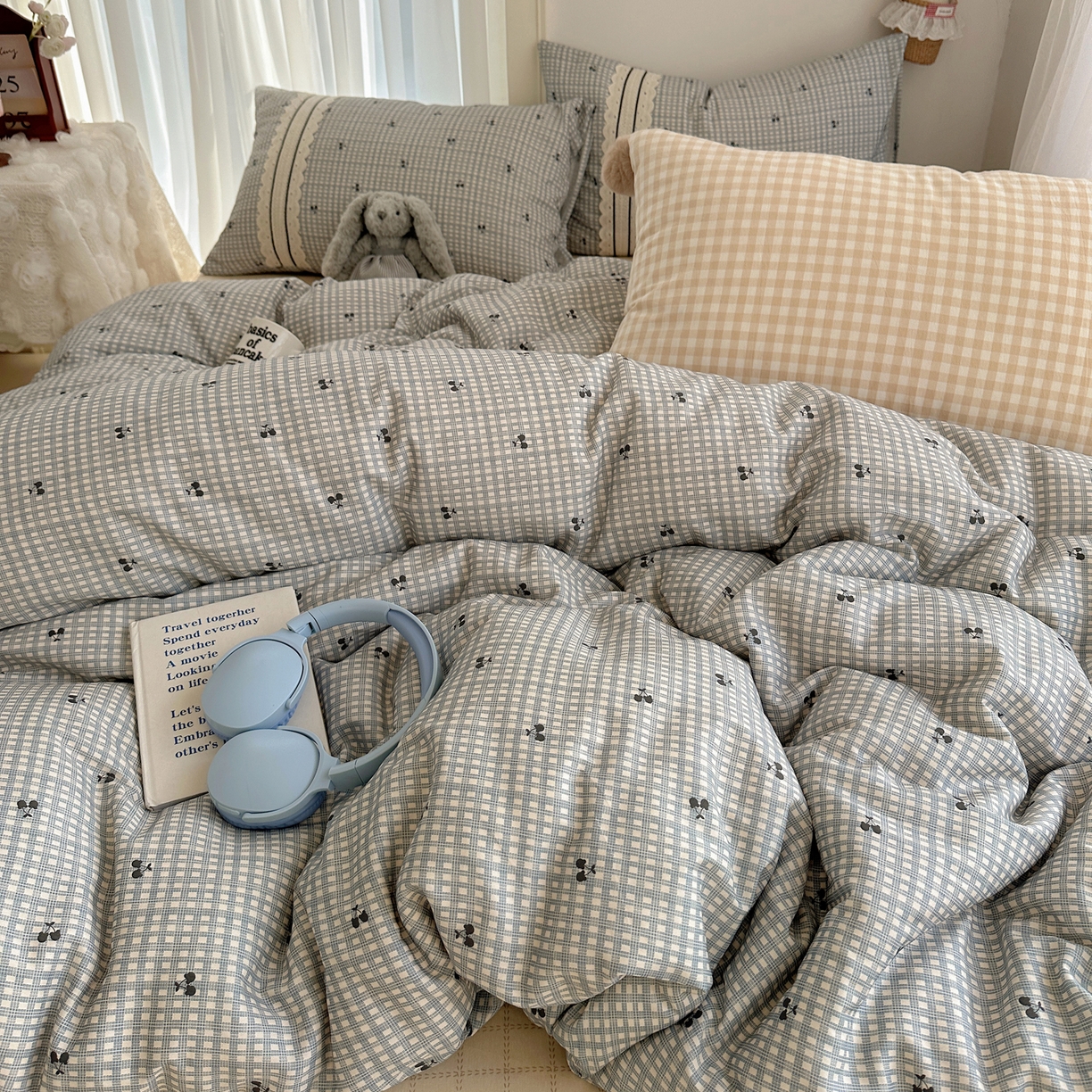 91家纺网 家纺一手货源 找家纺 三朵家纺 2026新款ins风全棉少女系花边印花系列四件套 淘气乐园