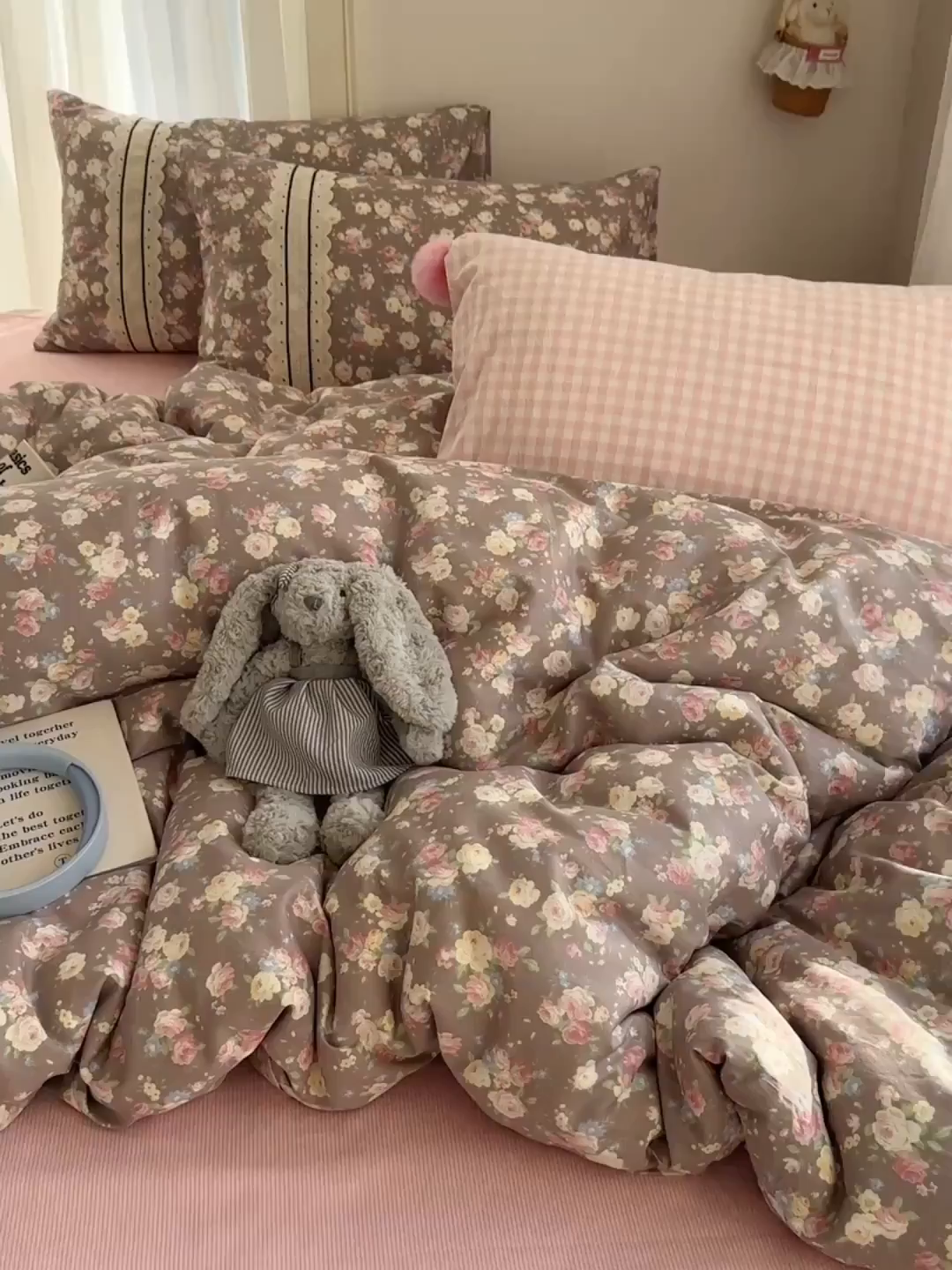 91家纺网 家纺一手货源 找家纺 三朵家纺 2026新款ins风全棉少女系花边印花系列四件套 花意飘香