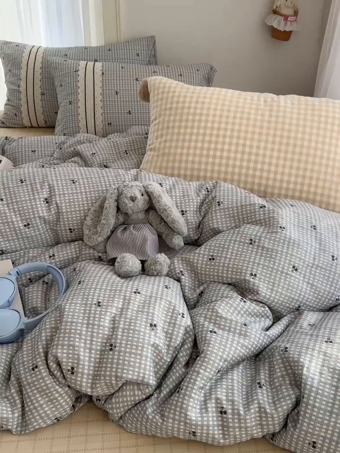 91家纺网 家纺一手货源 找家纺 三朵家纺 2026新款ins风全棉少女系花边印花系列四件套 淘气乐园