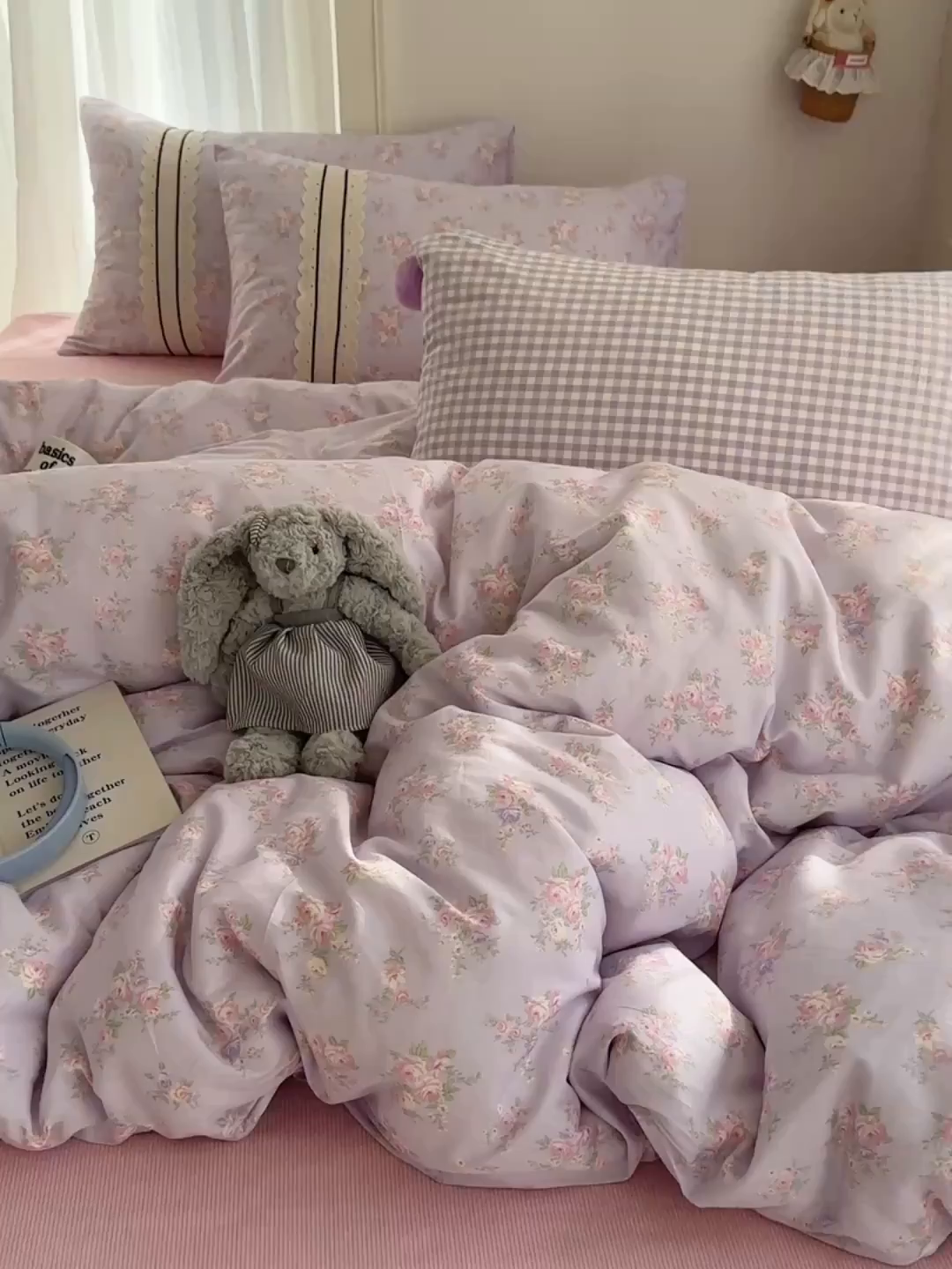 91家纺网 家纺一手货源 找家纺 三朵家纺 2026新款ins风全棉少女系花边印花系列四件套 花海迷人-紫