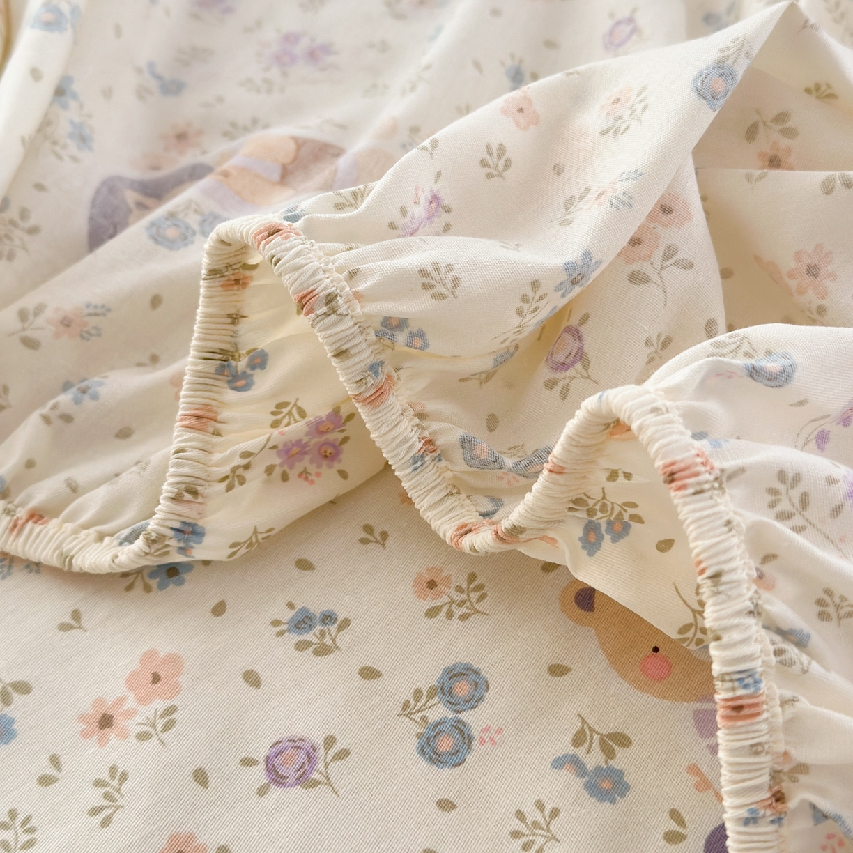 91家纺网 家纺一手货源 找家纺 清雅福 2025新款全棉柔软印花系列单床笠 碎花兔熊