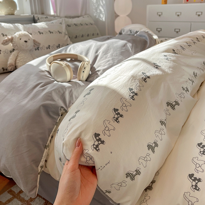 91家纺网 家纺一手货源 找家纺 一比一家纺 2026新款古法水洗仿棉云感纱A类四件套 小木马