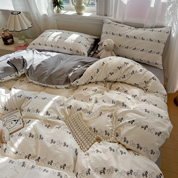 91家纺网 家纺一手货源 找家纺 一比一家纺 2026新款古法水洗仿棉云感纱A类四件套 小木马