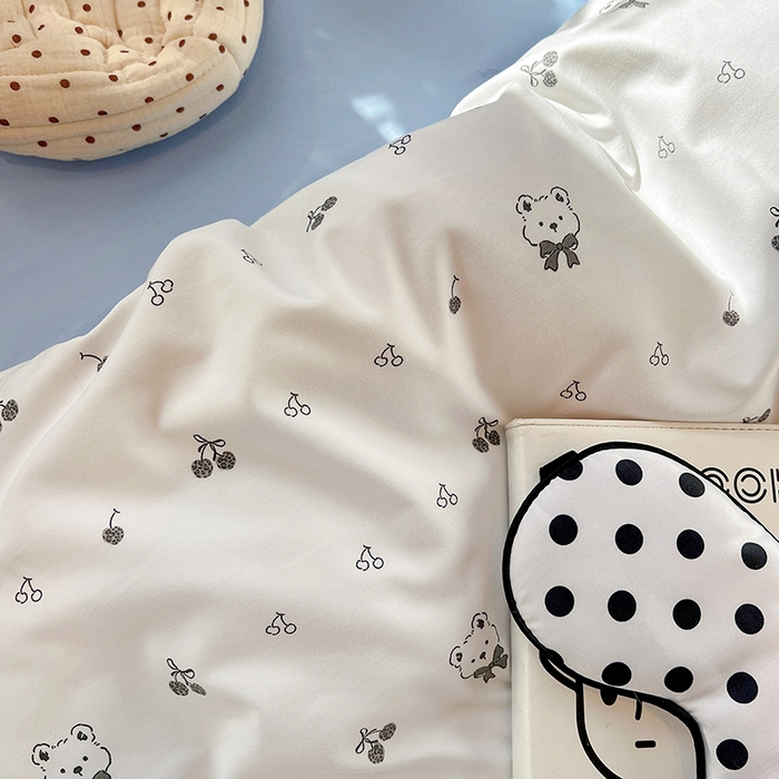 91家纺网 家纺一手货源 找家纺 一比一家纺 2026新款古法水洗仿棉云感纱A类四件套 樱桃熊