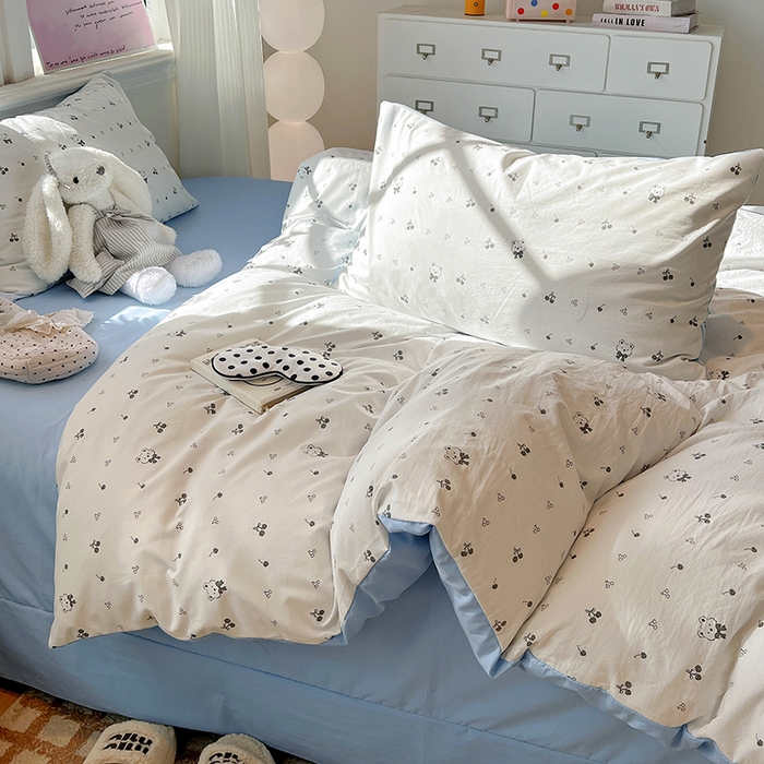 91家纺网 家纺一手货源 找家纺 一比一家纺 2026新款古法水洗仿棉云感纱A类四件套 樱桃熊