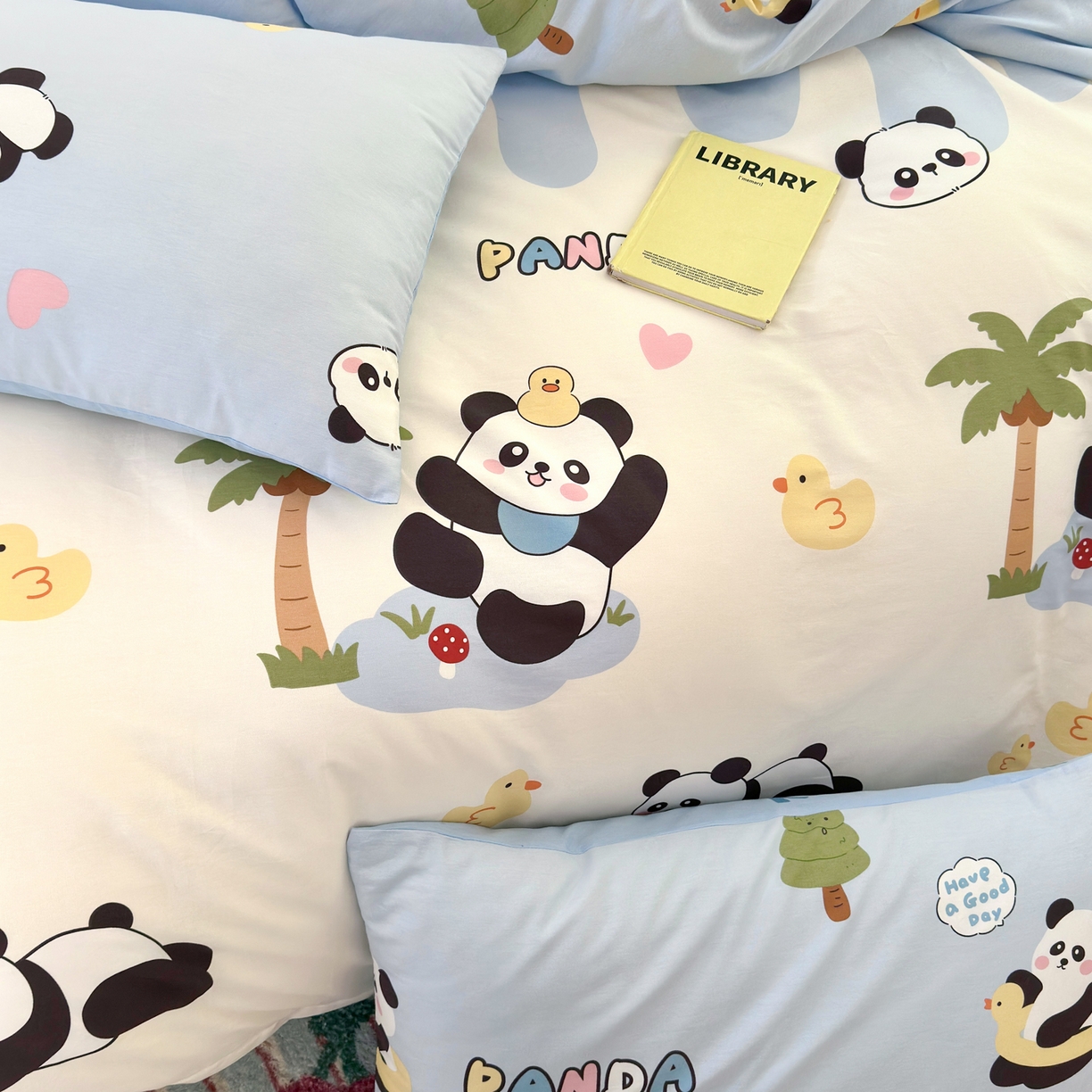 91家纺网 家纺一手货源 找家纺 清雅福 2025新款全棉柔软印花系列四件套 熊猫鸭鸭乐-兰