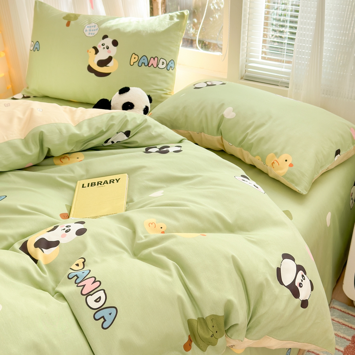 91家纺网 家纺一手货源 找家纺 清雅福 2025新款全棉柔软印花系列四件套 熊猫鸭鸭乐-绿