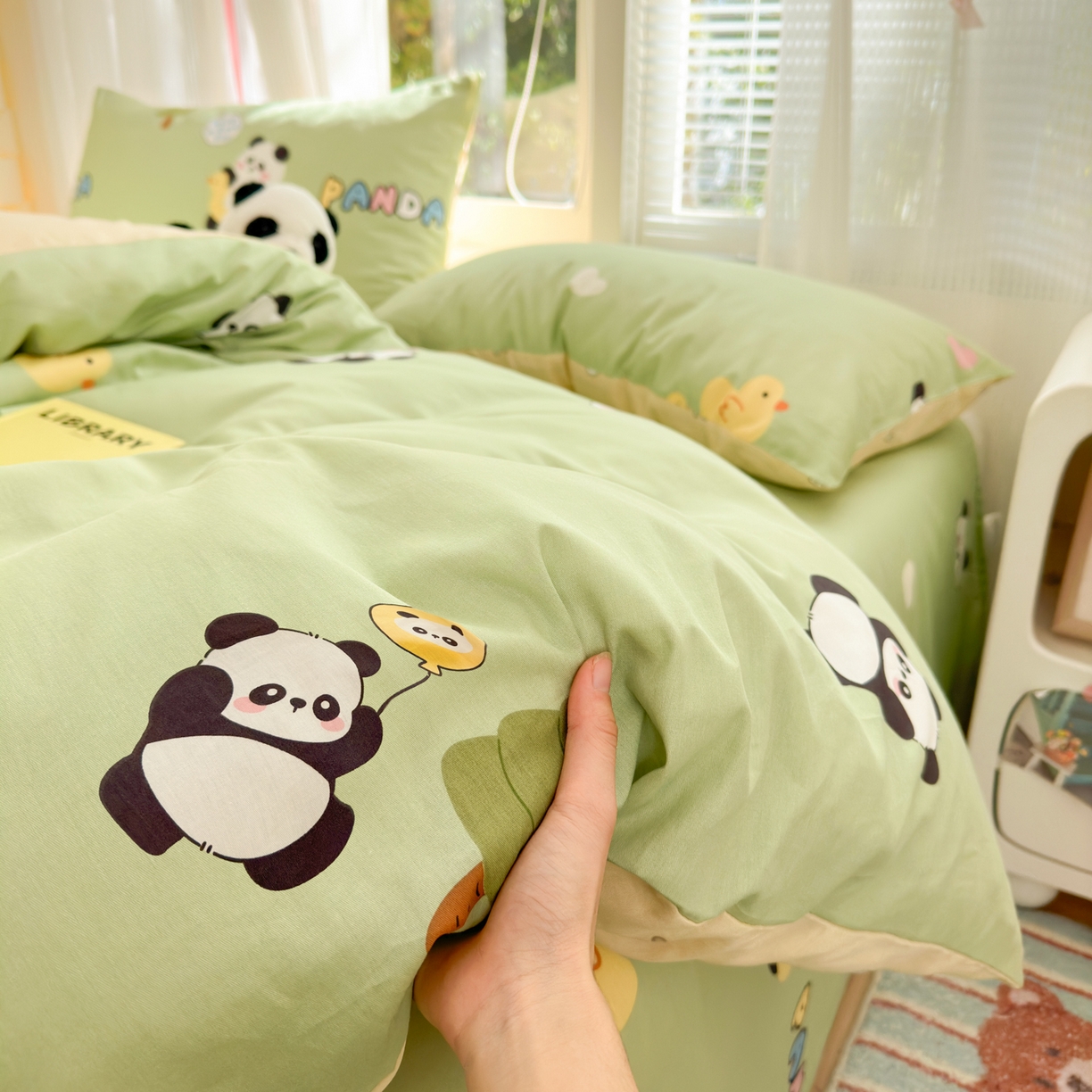 91家纺网 家纺一手货源 找家纺 清雅福 2025新款全棉柔软印花系列四件套 熊猫鸭鸭乐-绿