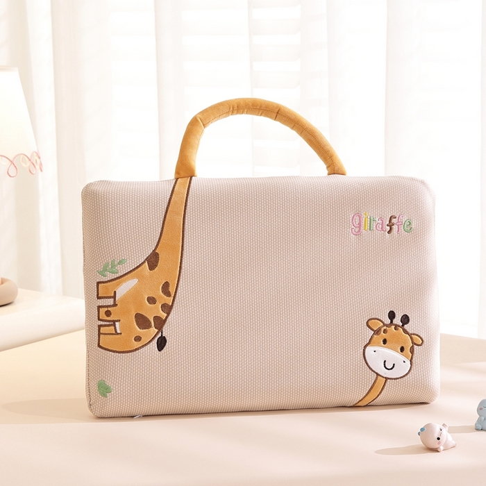 仁宇枕业 2025新款新品柔软亲肤暖绒手提面包记忆枕头枕芯长颈鹿记忆 暖绒长颈鹿手提面包枕-咖色