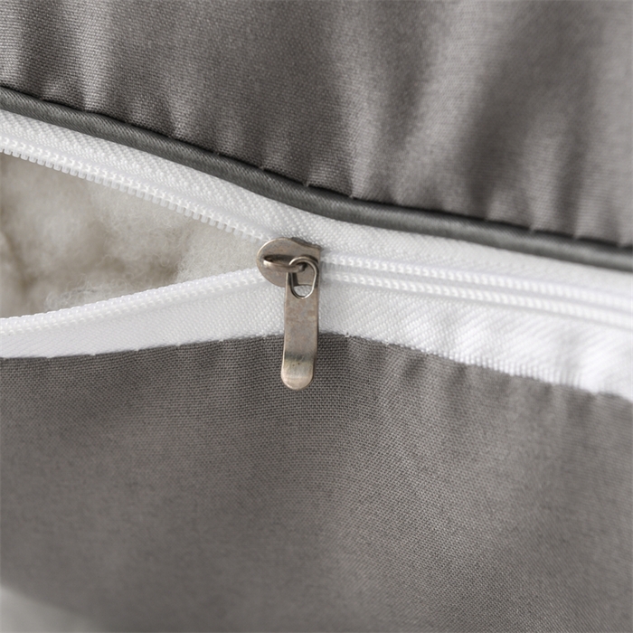 91家纺网 家纺一手货源 找家纺 仁宇枕业 2025新款新品蜜蜂款羽丝绒舒适枕头枕芯 蜜蜂单边-灰色