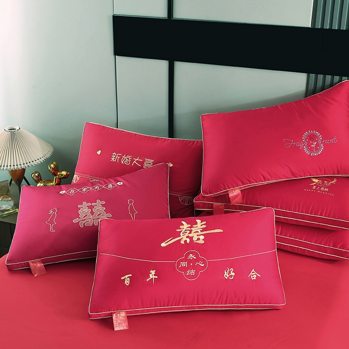 91家纺网 家纺一手货源 找家纺 贤内助家纺 2025新款全棉大红婚庆枕芯枕头护肩枕舒适枕羽丝枕 永结同心 48*74cm/只