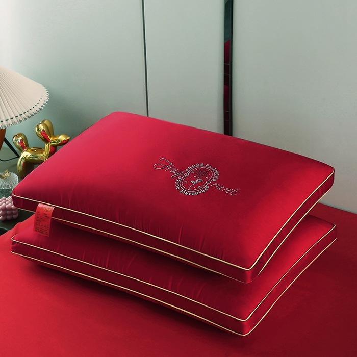 91家纺网 家纺一手货源 找家纺 贤内助家纺 2025新款全棉大红婚庆枕芯枕头护肩枕舒适枕羽丝枕 水晶之恋 48*74cm/只