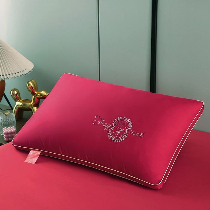 91家纺网 家纺一手货源 找家纺 贤内助家纺 2025新款全棉大红婚庆枕芯枕头护肩枕舒适枕羽丝枕 水晶之恋 48*74cm/只