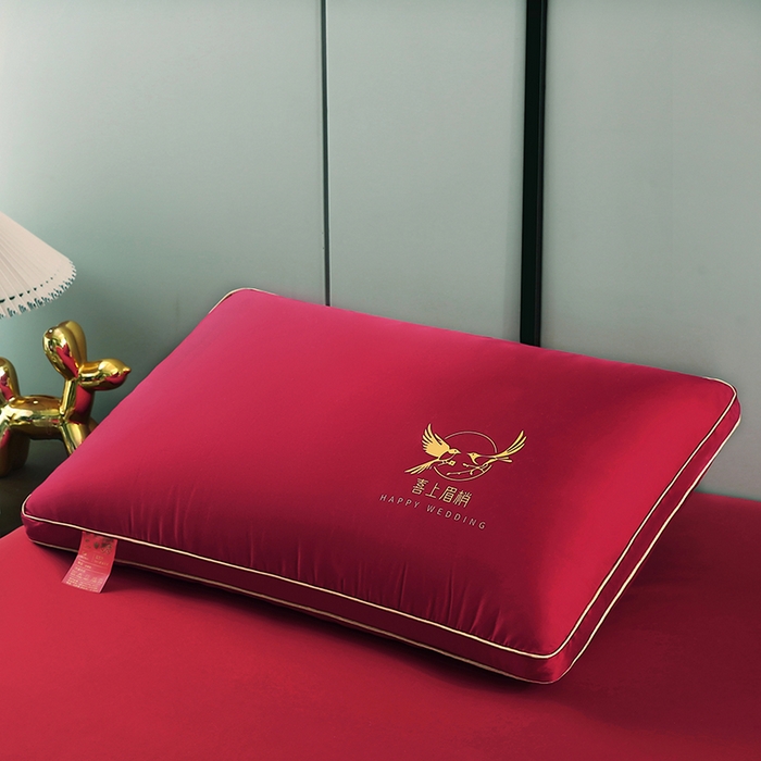 91家纺网 家纺一手货源 找家纺 贤内助家纺 2025新款全棉大红婚庆枕芯枕头护肩枕舒适枕羽丝枕 喜上眉梢 48*74cm/只