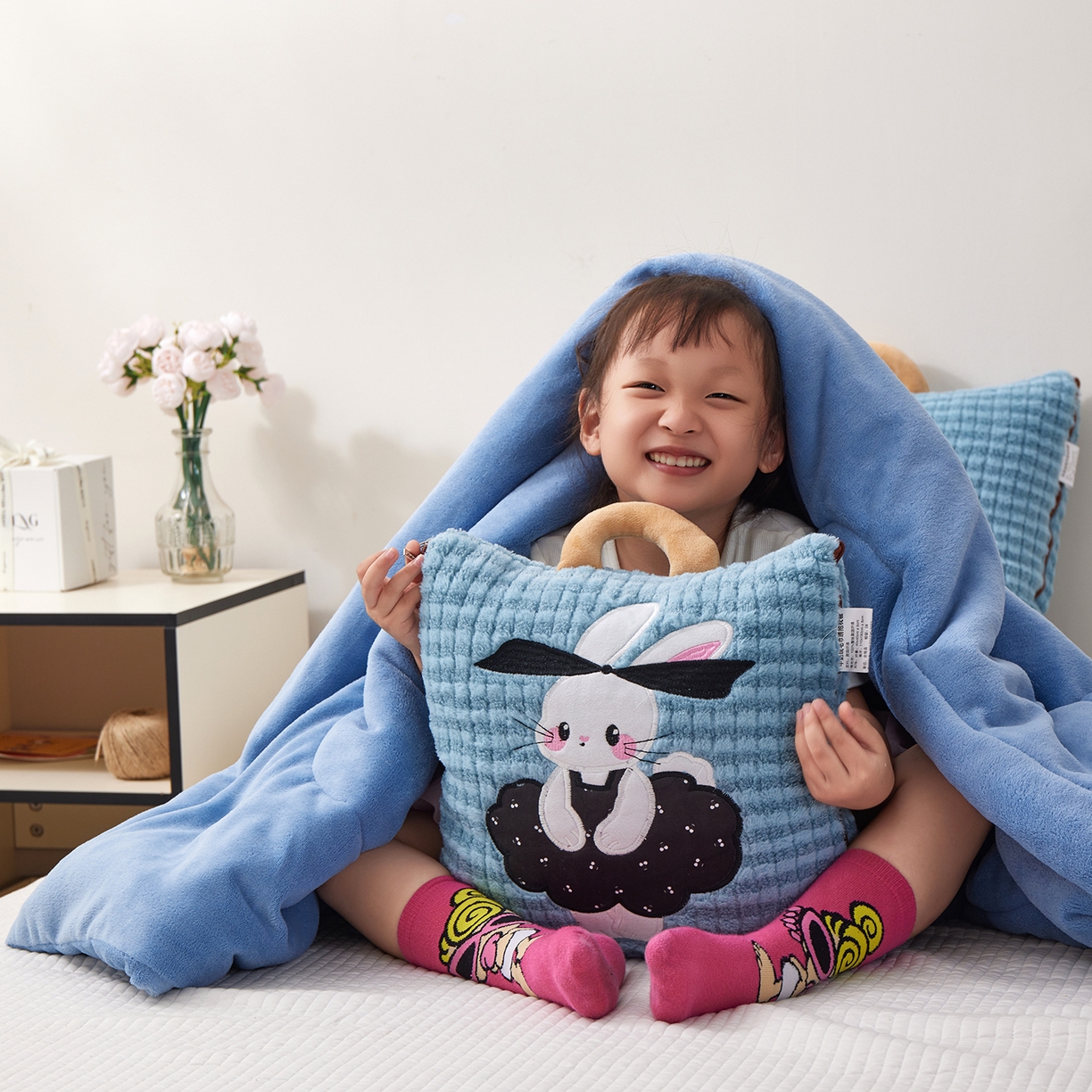 91家纺网 家纺一手货源 找家纺 （总）宝马家纺（原梦童画） 2025新款加厚巴黎兔抱枕被