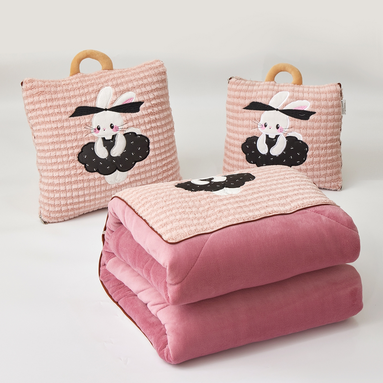 91家纺网 家纺一手货源 找家纺 （总）宝马家纺（原梦童画） 2025新款加厚巴黎兔抱枕被