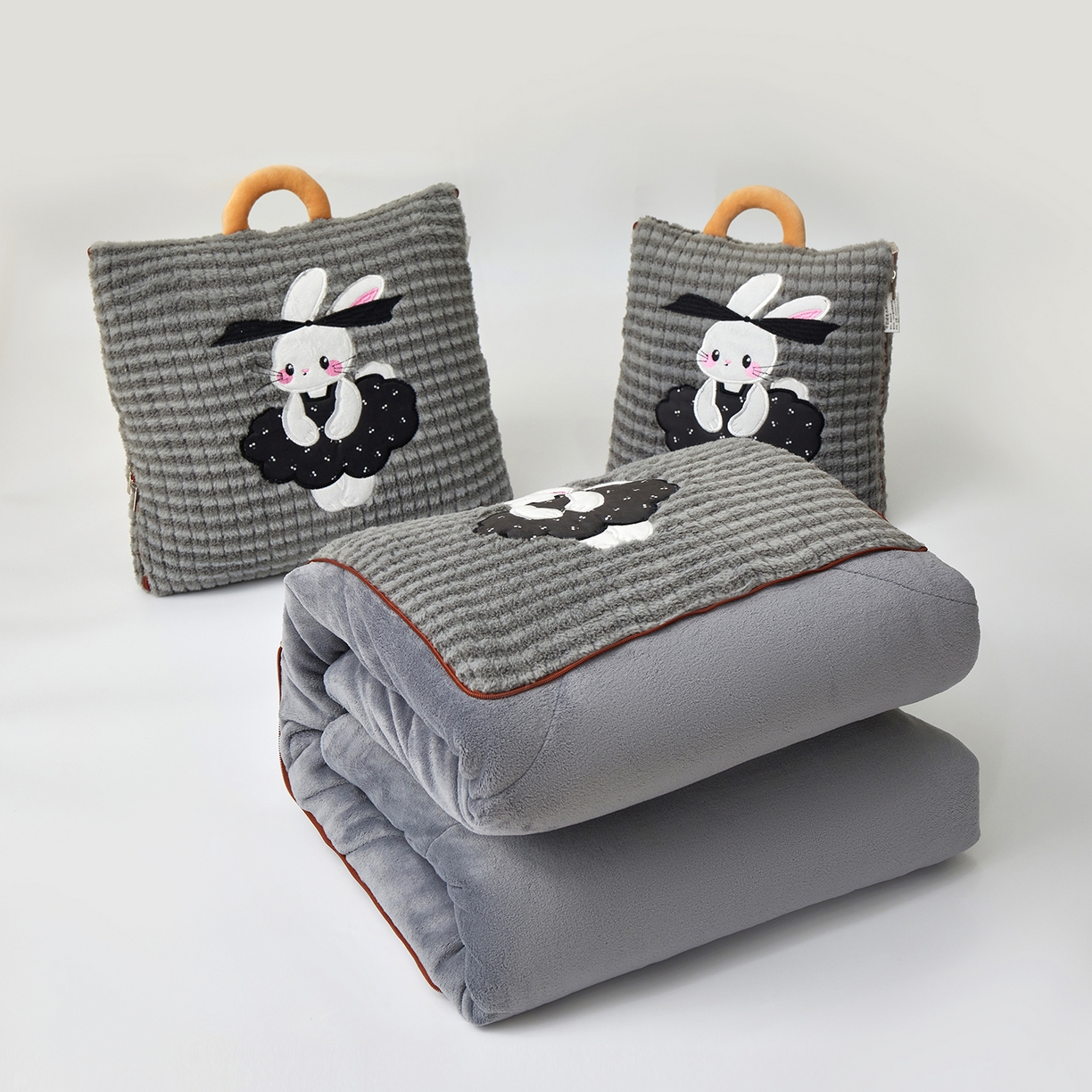 91家纺网 家纺一手货源 找家纺 （总）宝马家纺（原梦童画） 2025新款加厚巴黎兔抱枕被