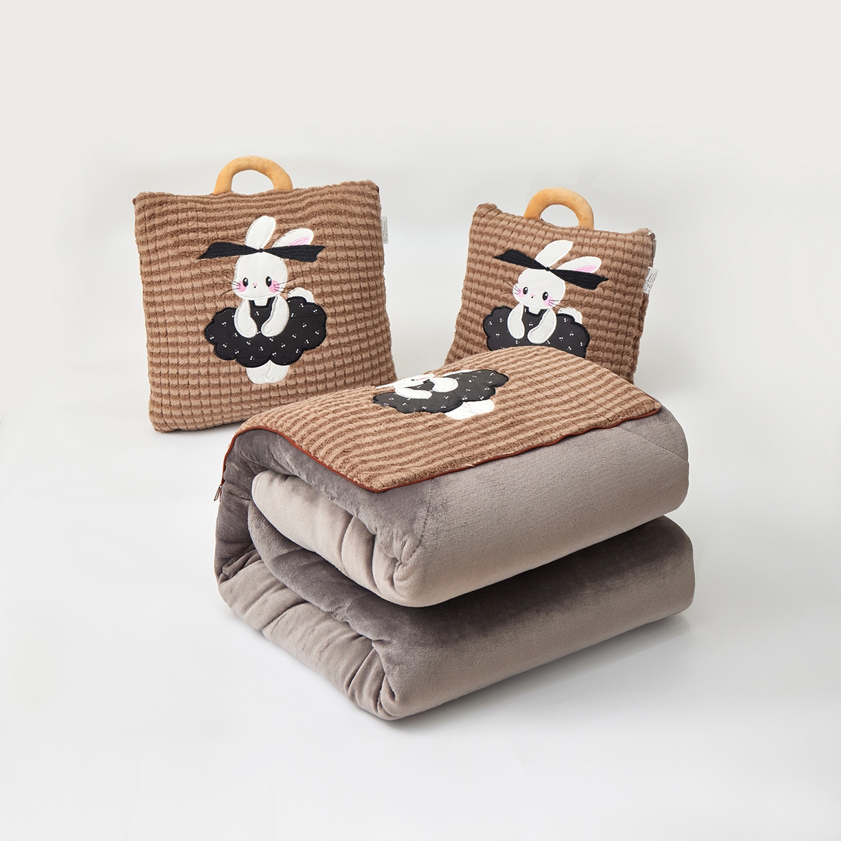 91家纺网 家纺一手货源 找家纺 （总）宝马家纺（原梦童画） 2025新款加厚巴黎兔抱枕被