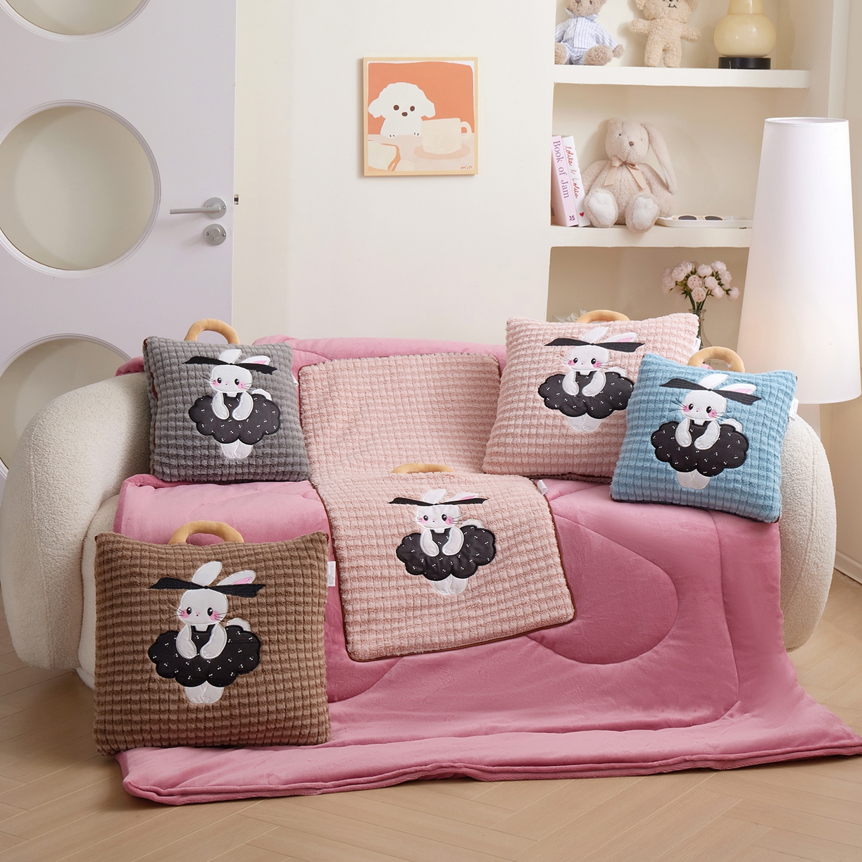 91家纺网 家纺一手货源 找家纺 （总）宝马家纺（原梦童画） 2025新款加厚巴黎兔抱枕被