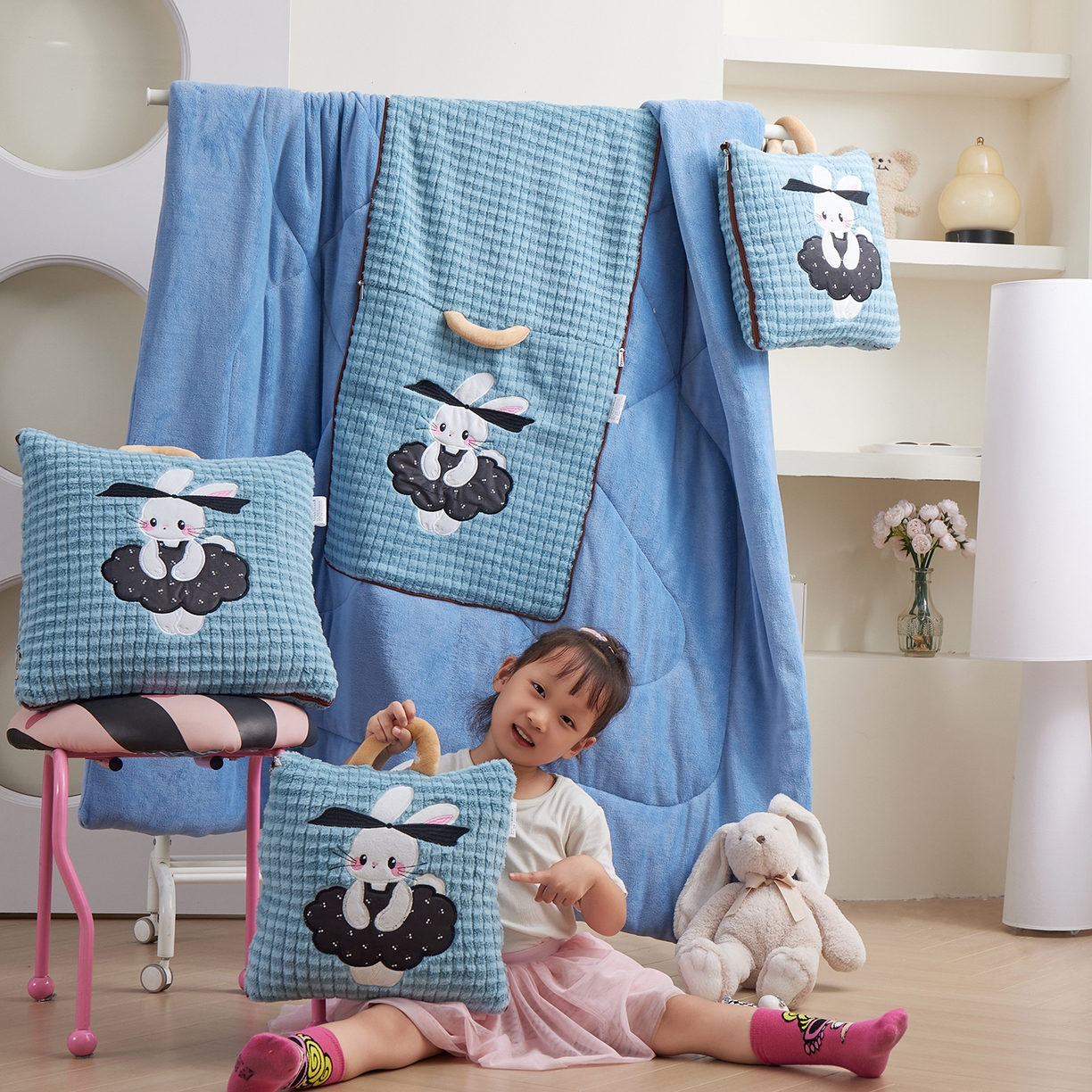 91家纺网 家纺一手货源 找家纺 宝马家纺（原梦童画） 2025新款加厚巴黎兔抱枕被 巴黎兔-蓝