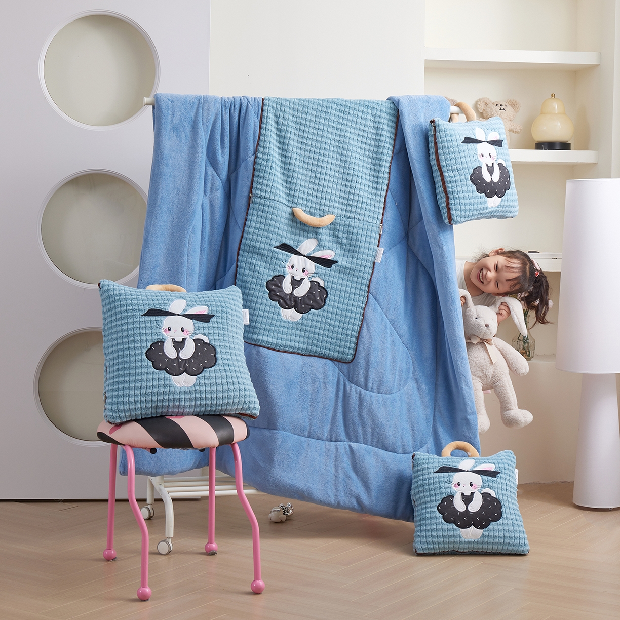 91家纺网 家纺一手货源 找家纺 宝马家纺（原梦童画） 2025新款加厚巴黎兔抱枕被 巴黎兔-蓝