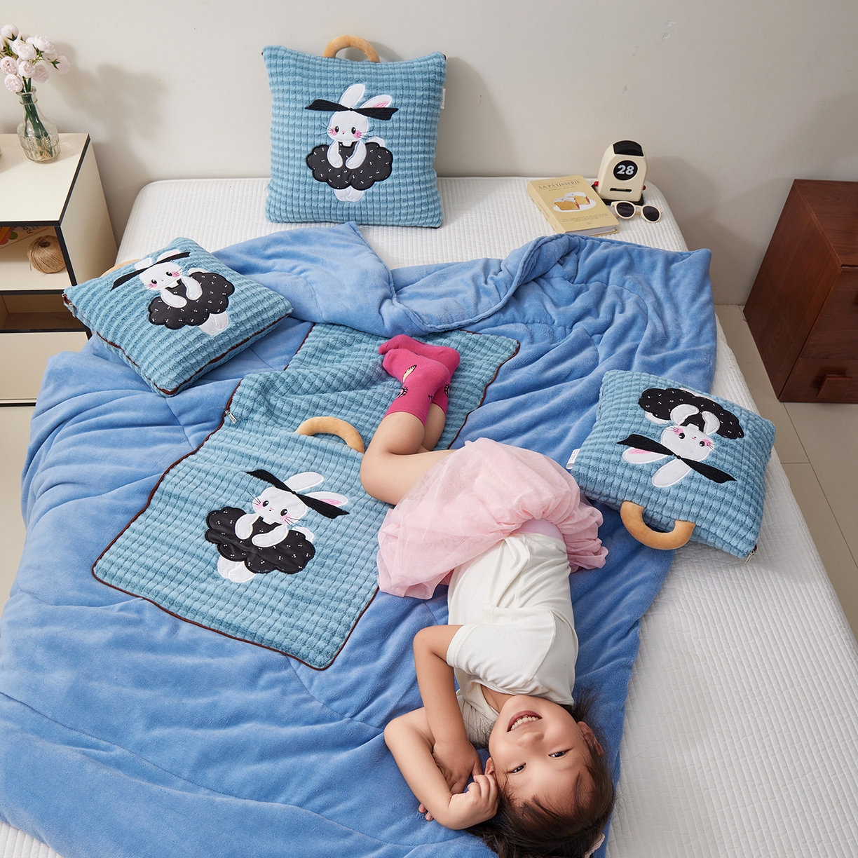 91家纺网 家纺一手货源 找家纺 宝马家纺（原梦童画） 2025新款加厚巴黎兔抱枕被 巴黎兔-蓝