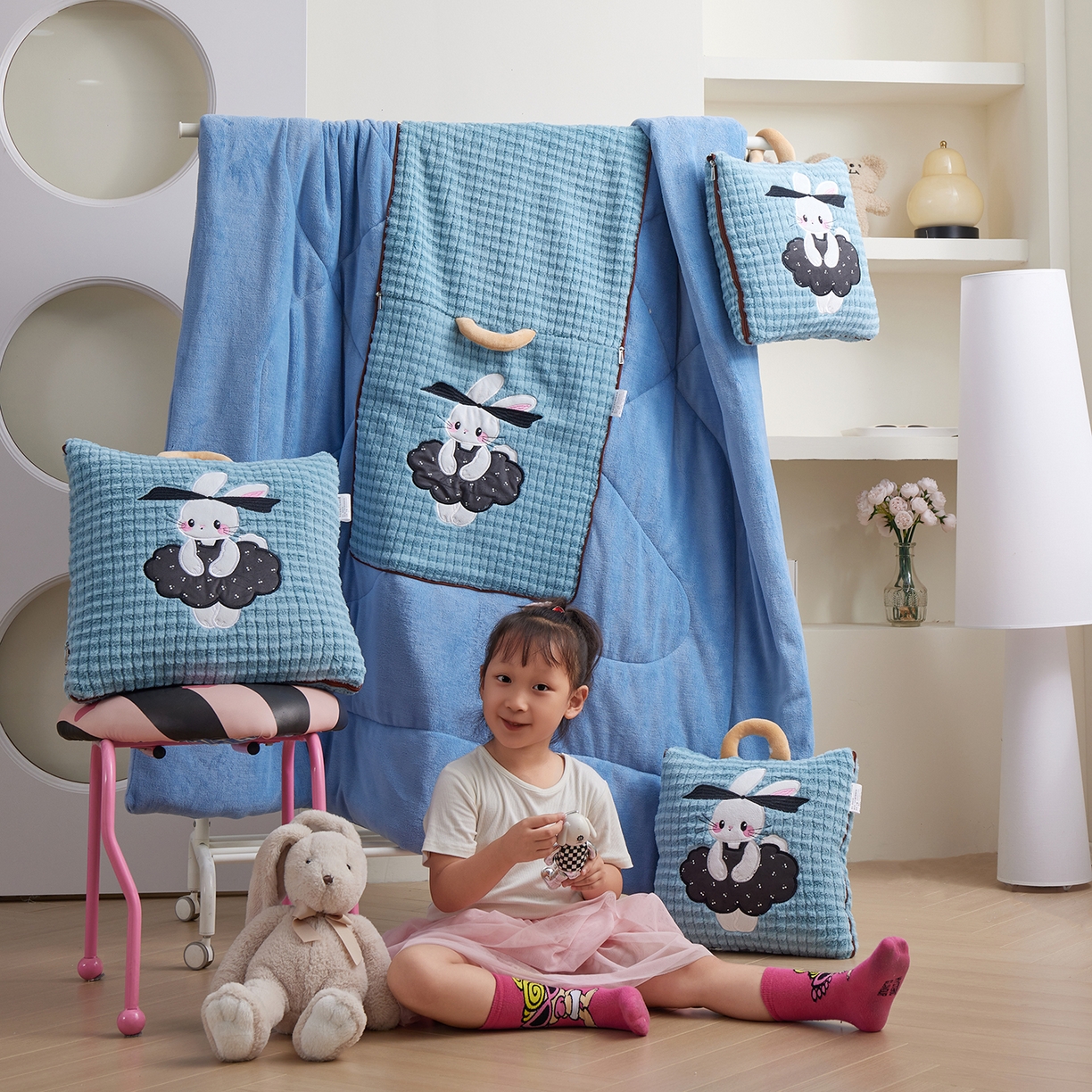 91家纺网 家纺一手货源 找家纺 宝马家纺（原梦童画） 2025新款加厚巴黎兔抱枕被 巴黎兔-蓝