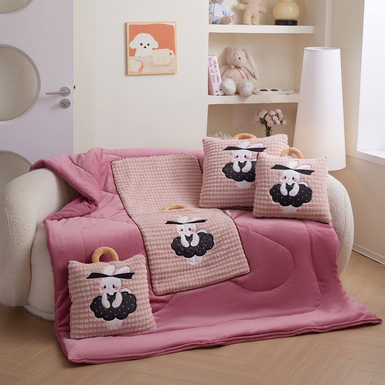 91家纺网 家纺一手货源 找家纺 宝马家纺（原梦童画） 2025新款加厚巴黎兔抱枕被 巴黎兔-粉