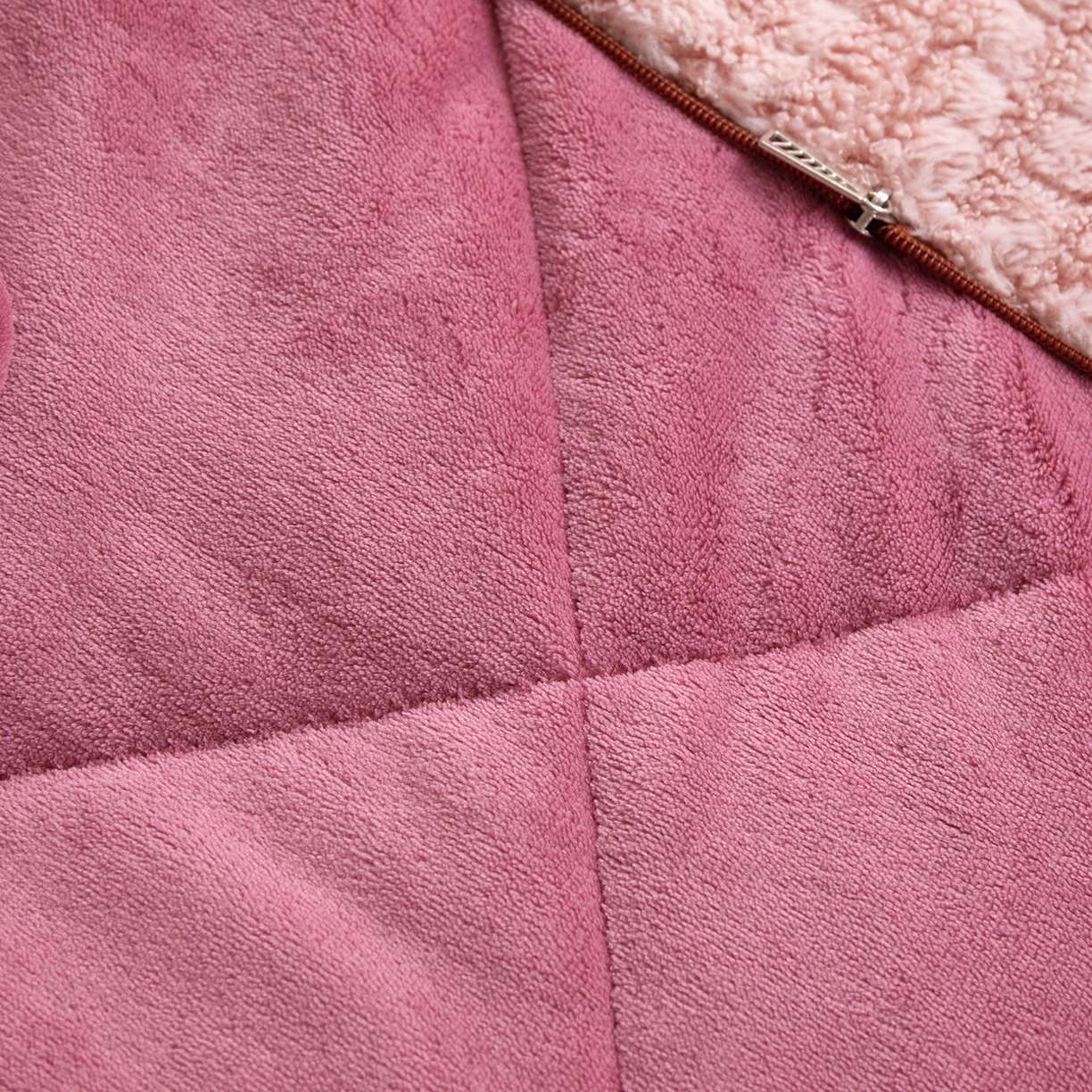 91家纺网 家纺一手货源 找家纺 宝马家纺（原梦童画） 2025新款加厚巴黎兔抱枕被 巴黎兔-粉