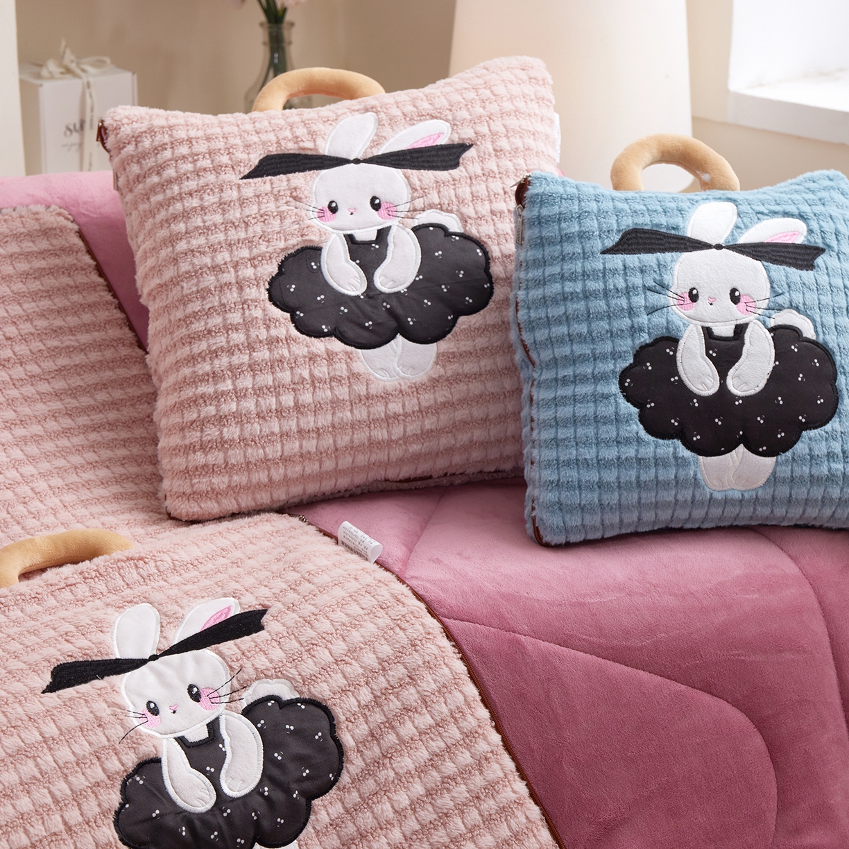 91家纺网 家纺一手货源 找家纺 宝马家纺（原梦童画） 2025新款加厚巴黎兔抱枕被 巴黎兔-粉