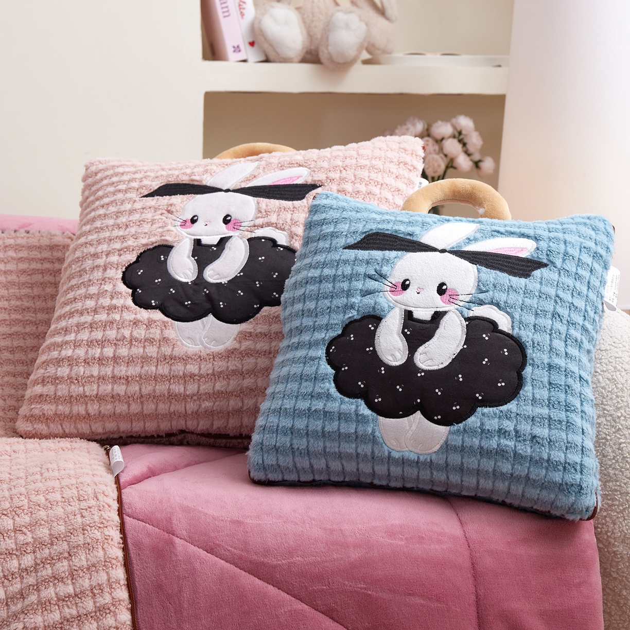 91家纺网 家纺一手货源 找家纺 宝马家纺（原梦童画） 2025新款加厚巴黎兔抱枕被 巴黎兔-粉