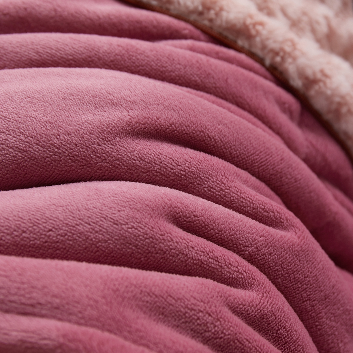 91家纺网 家纺一手货源 找家纺 宝马家纺（原梦童画） 2025新款加厚巴黎兔抱枕被 巴黎兔-粉