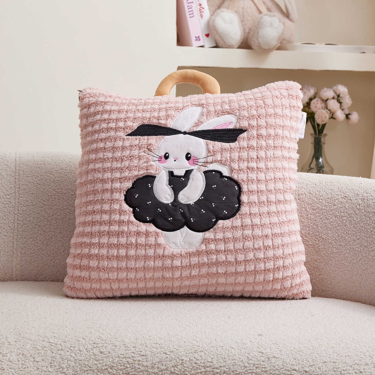 91家纺网 家纺一手货源 找家纺 宝马家纺（原梦童画） 2025新款加厚巴黎兔抱枕被 巴黎兔-粉