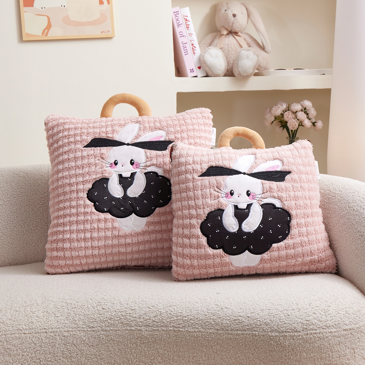 91家纺网 家纺一手货源 找家纺 宝马家纺（原梦童画） 2025新款加厚巴黎兔抱枕被 巴黎兔-粉