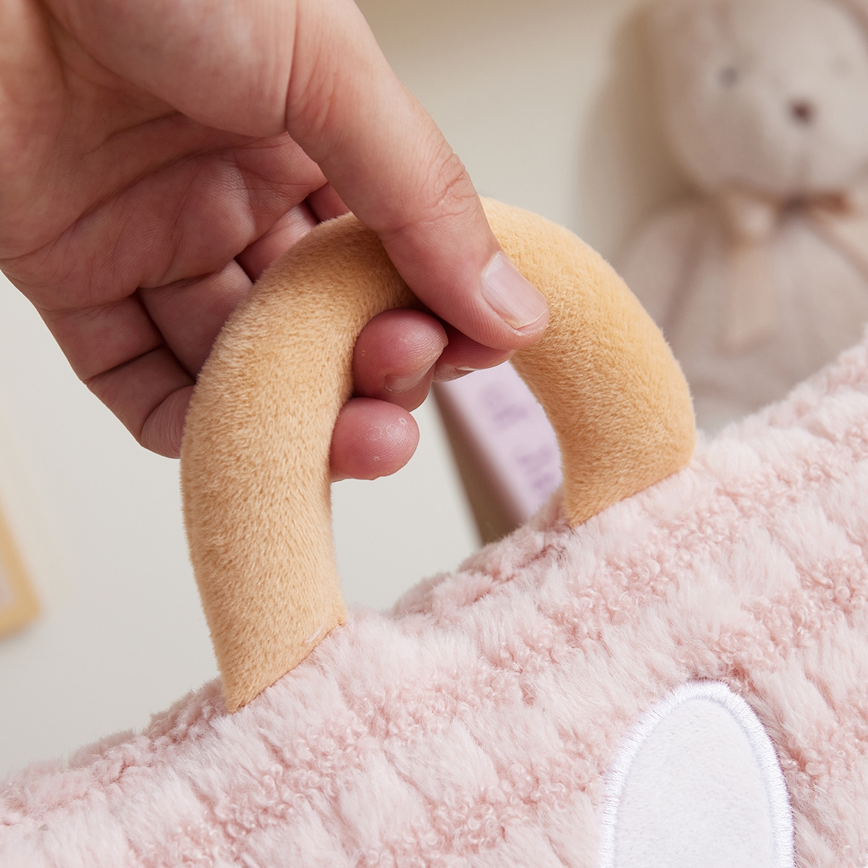 91家纺网 家纺一手货源 找家纺 宝马家纺（原梦童画） 2025新款加厚巴黎兔抱枕被 巴黎兔-粉