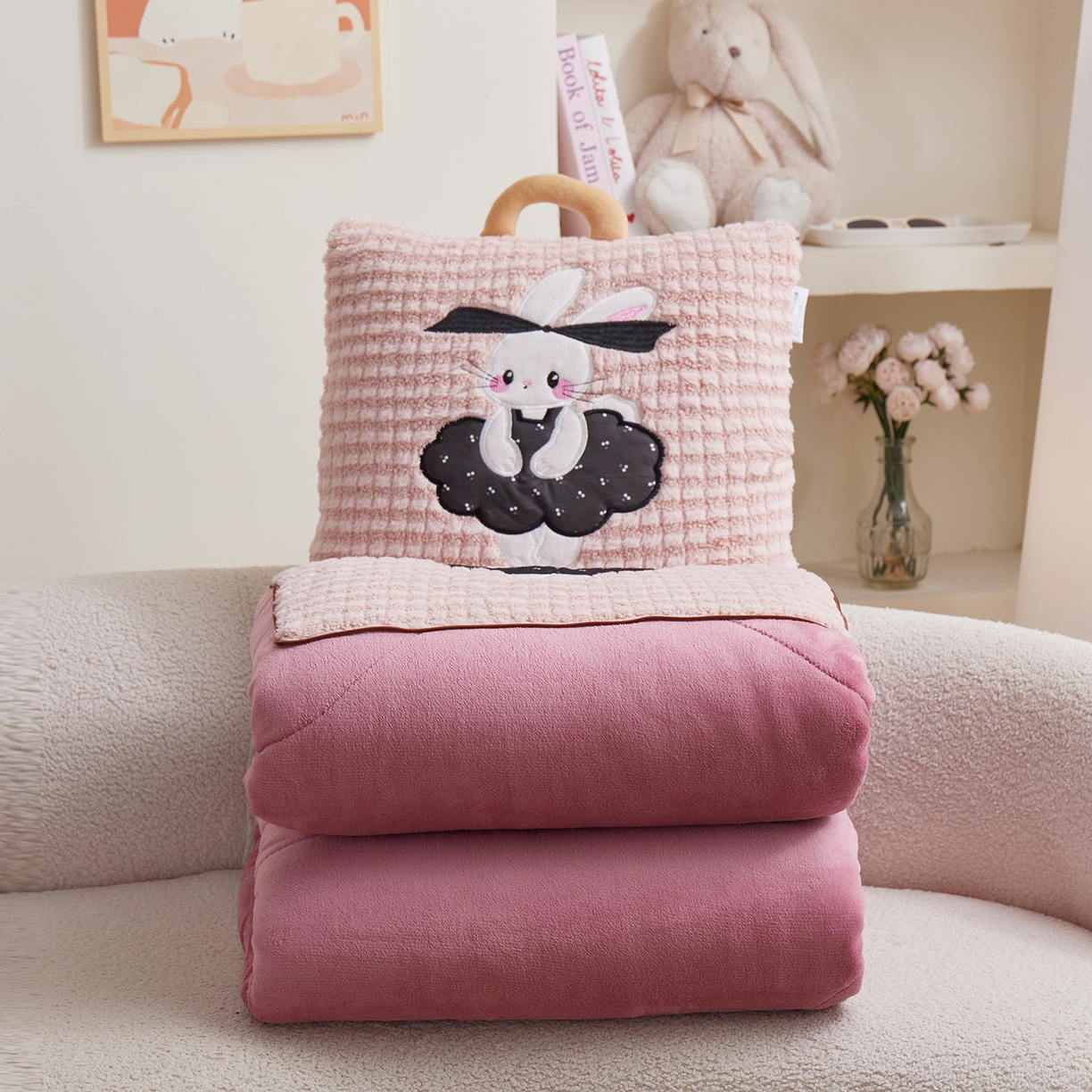91家纺网 家纺一手货源 找家纺 宝马家纺（原梦童画） 2025新款加厚巴黎兔抱枕被 巴黎兔-粉