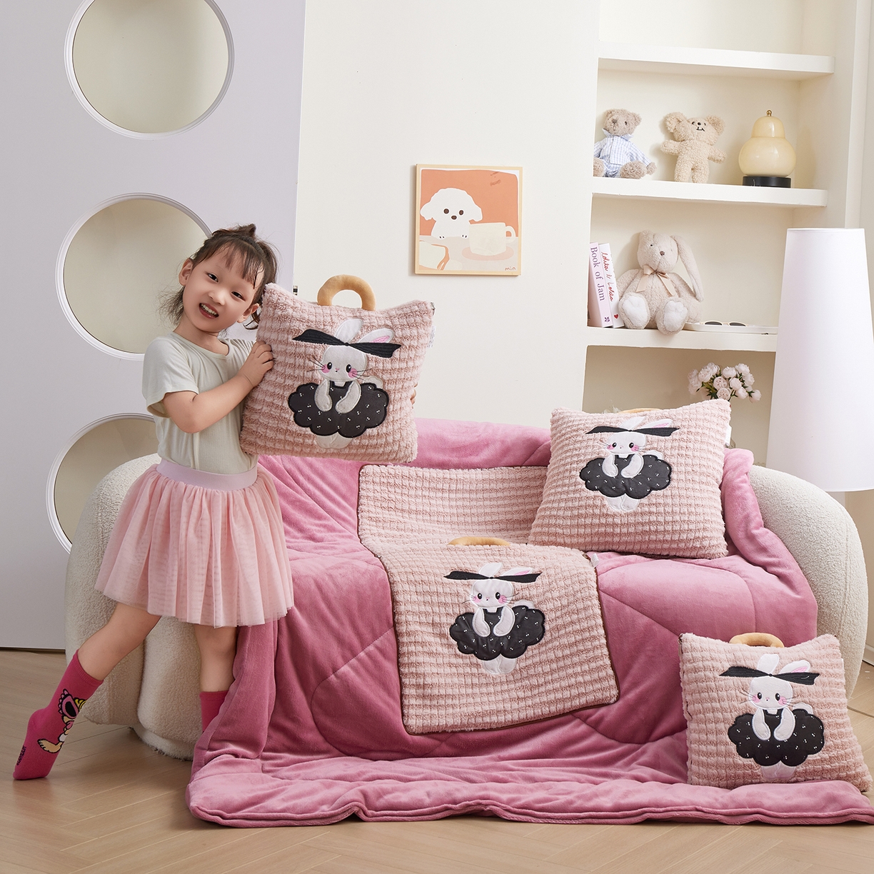 91家纺网 家纺一手货源 找家纺 宝马家纺（原梦童画） 2025新款加厚巴黎兔抱枕被 巴黎兔-粉