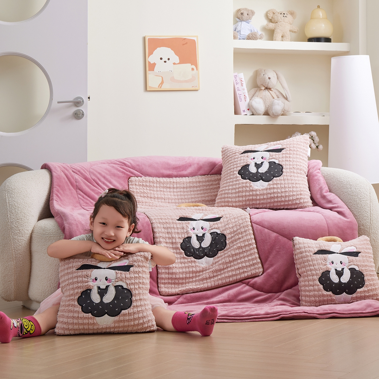 91家纺网 家纺一手货源 找家纺 宝马家纺（原梦童画） 2025新款加厚巴黎兔抱枕被 巴黎兔-粉