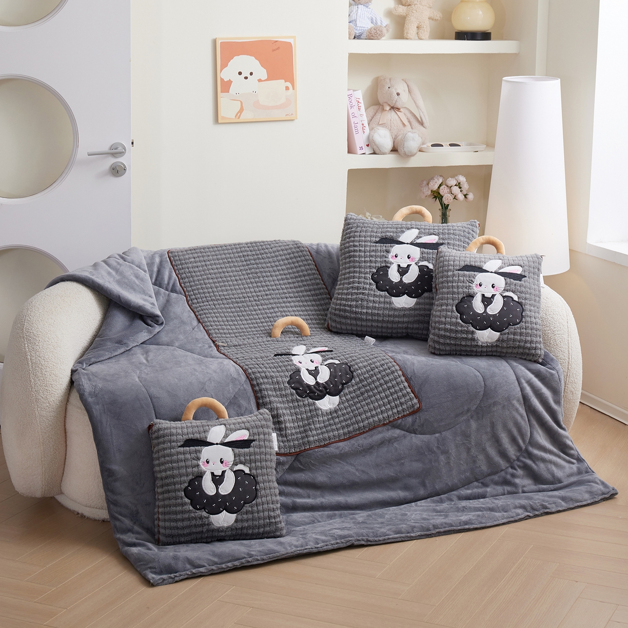 91家纺网 家纺一手货源 找家纺 宝马家纺（原梦童画） 2025新款加厚巴黎兔抱枕被 巴黎兔-灰