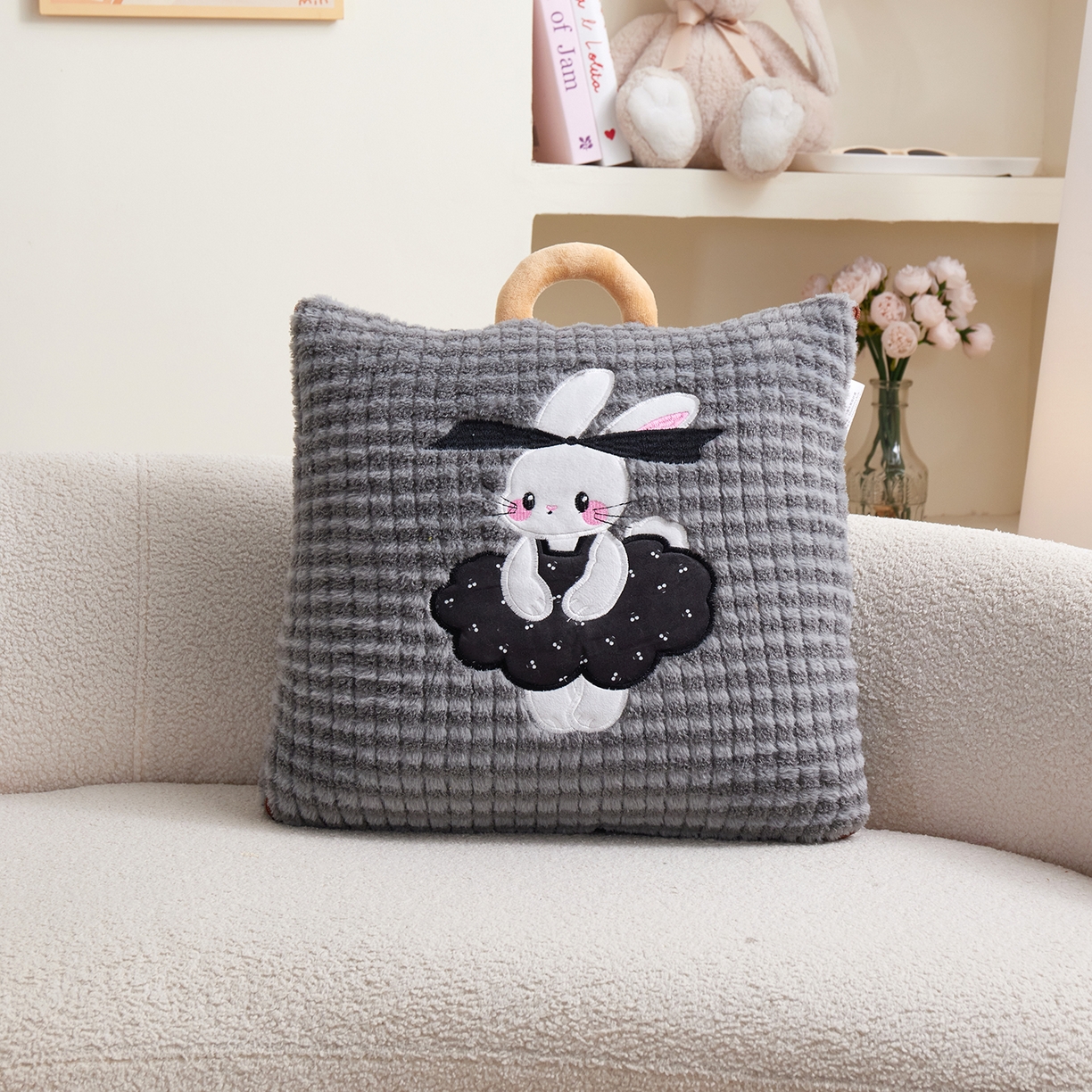 91家纺网 家纺一手货源 找家纺 宝马家纺（原梦童画） 2025新款加厚巴黎兔抱枕被 巴黎兔-灰