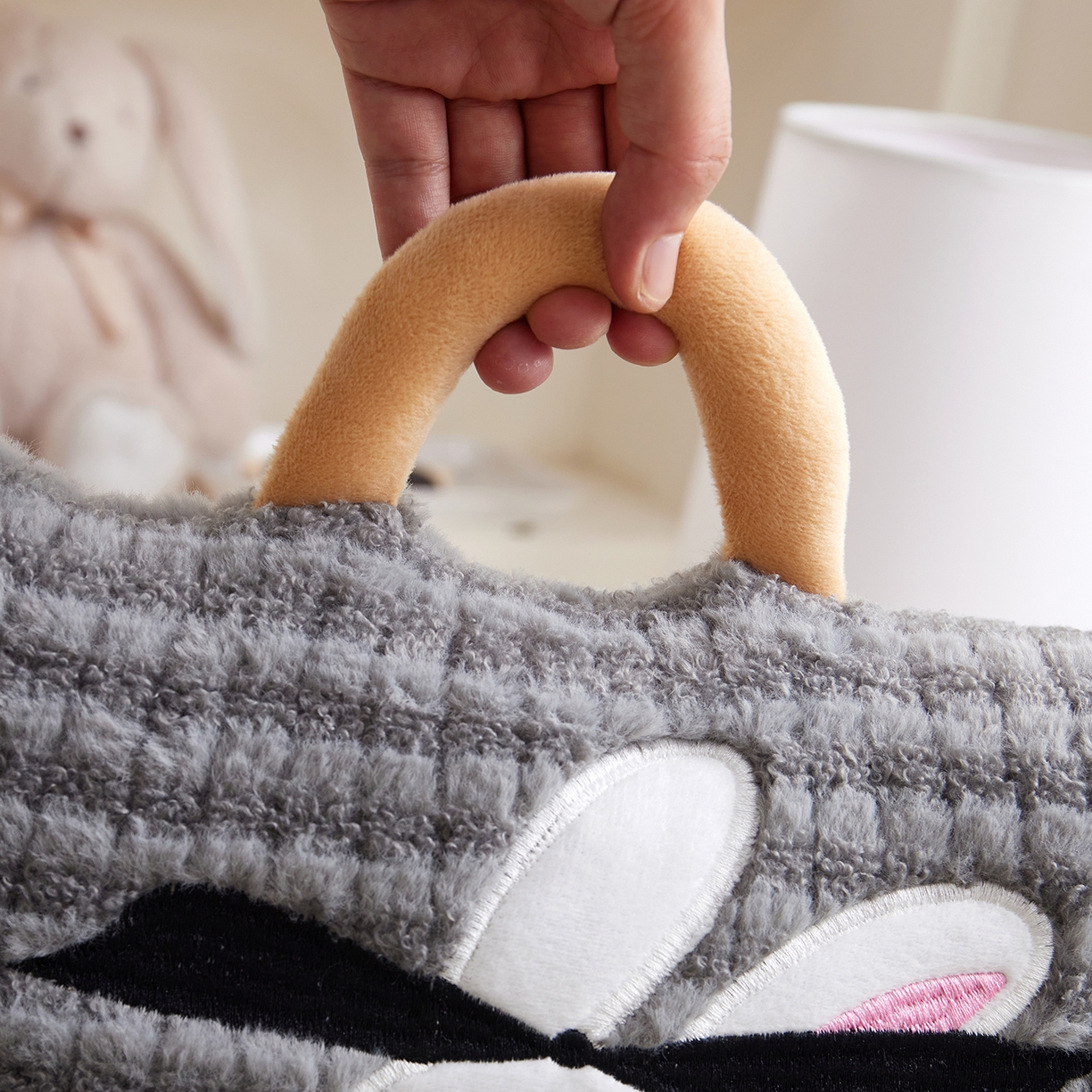 91家纺网 家纺一手货源 找家纺 宝马家纺（原梦童画） 2025新款加厚巴黎兔抱枕被 巴黎兔-灰