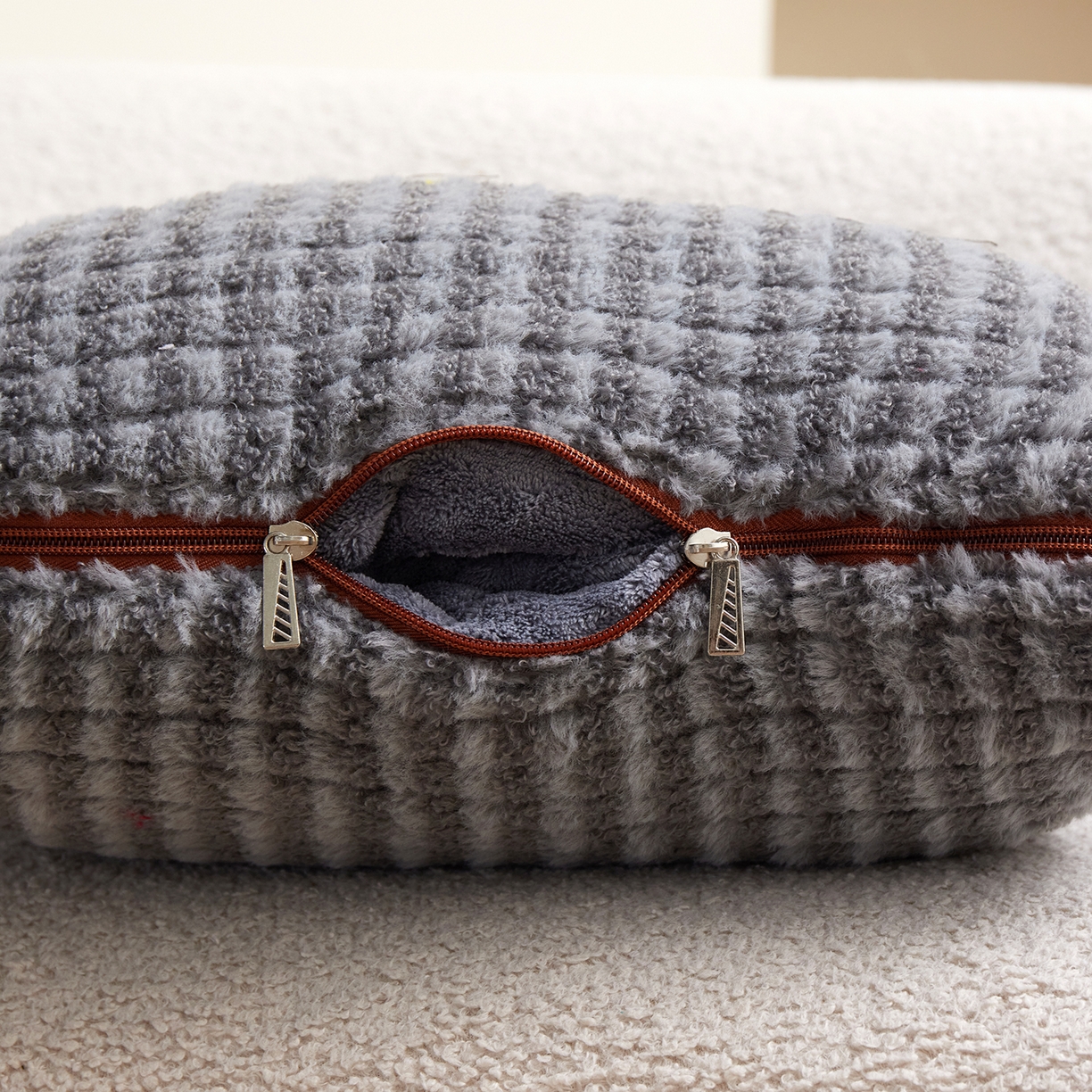 91家纺网 家纺一手货源 找家纺 宝马家纺（原梦童画） 2025新款加厚巴黎兔抱枕被 巴黎兔-灰