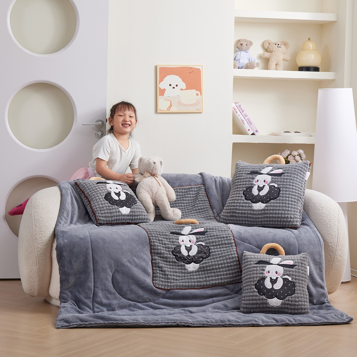 91家纺网 家纺一手货源 找家纺 宝马家纺（原梦童画） 2025新款加厚巴黎兔抱枕被 巴黎兔-灰
