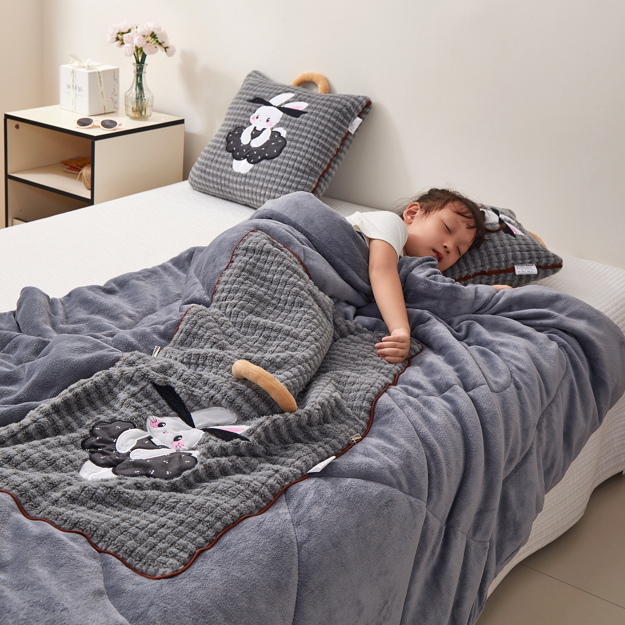 91家纺网 家纺一手货源 找家纺 宝马家纺（原梦童画） 2025新款加厚巴黎兔抱枕被 巴黎兔-灰