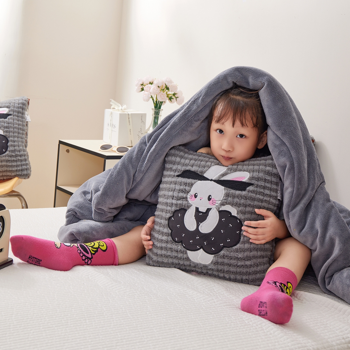 91家纺网 家纺一手货源 找家纺 宝马家纺（原梦童画） 2025新款加厚巴黎兔抱枕被 巴黎兔-灰