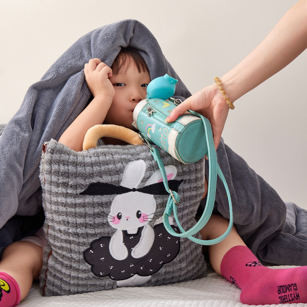 91家纺网 家纺一手货源 找家纺 宝马家纺（原梦童画） 2025新款加厚巴黎兔抱枕被 巴黎兔-灰