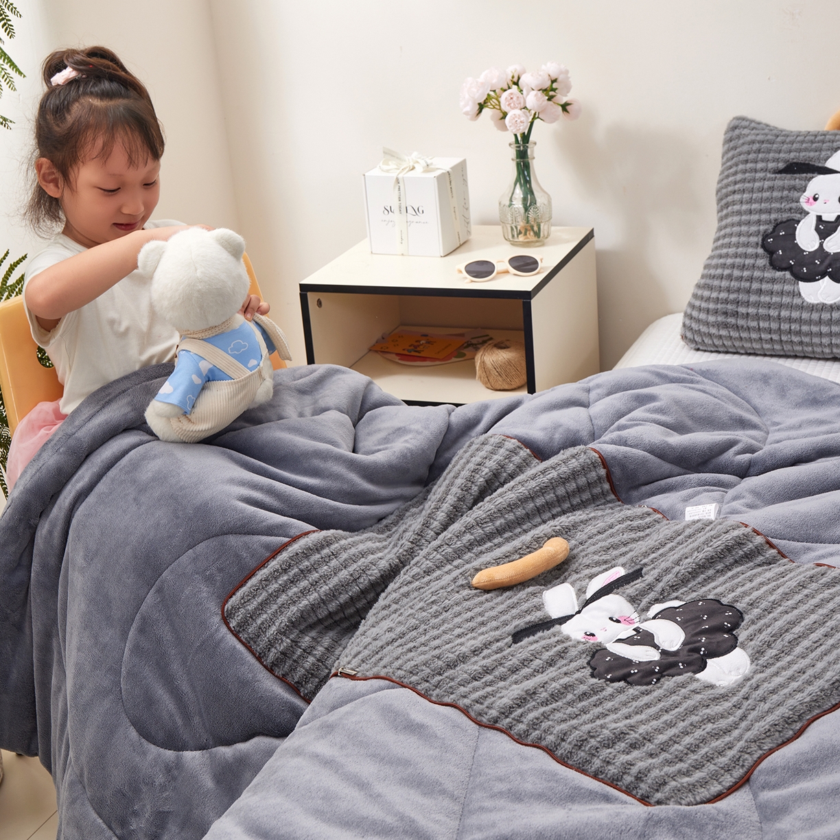 91家纺网 家纺一手货源 找家纺 宝马家纺（原梦童画） 2025新款加厚巴黎兔抱枕被 巴黎兔-灰