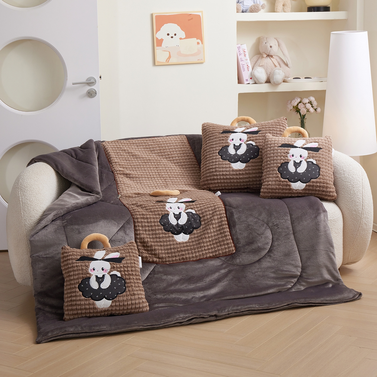 91家纺网 家纺一手货源 找家纺 宝马家纺（原梦童画） 2025新款加厚巴黎兔抱枕被 巴黎兔-咖